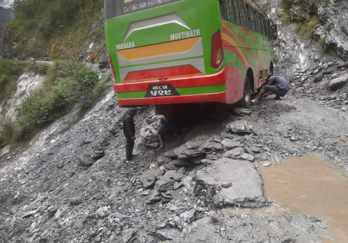 सडकबाट खसेको गाडी निकाल्ने प्रयास गरिँदै